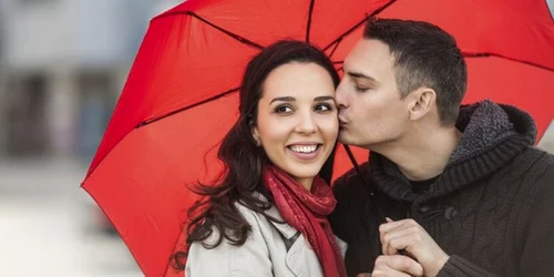 Barbat care tine o umbrela FOTO Thinkstock