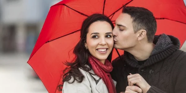Barbat care tine o umbrela FOTO Thinkstock