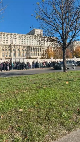 Timp de așteptare de 6-8 ore pentru intrarea în Catedrala Națională. Programul de închinare în Sfântul Altar, prelungit până pe 5 noiembrie