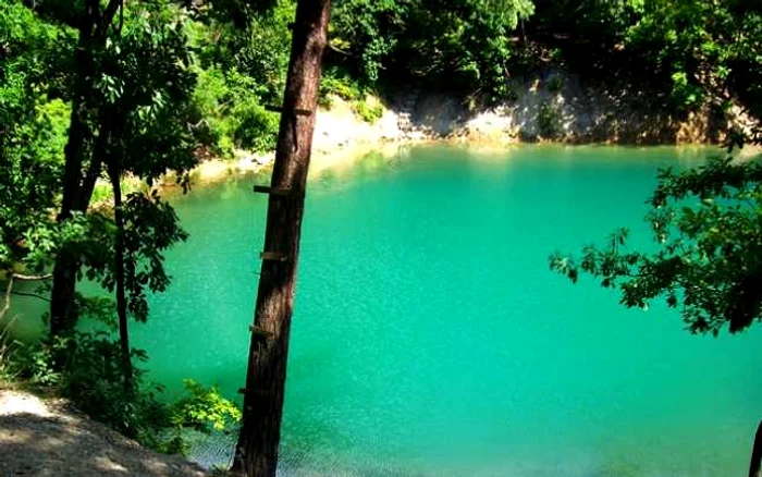 Lacul din România care îşi schimbă culoarea: Lacul Albastru din Baia Sprie FOTO: laculalbastru.ro