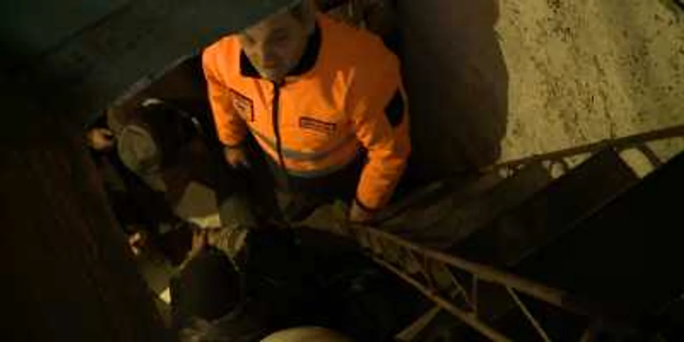 Ambulantierii si pompierii s-au chinuit să îl scoată din beci
