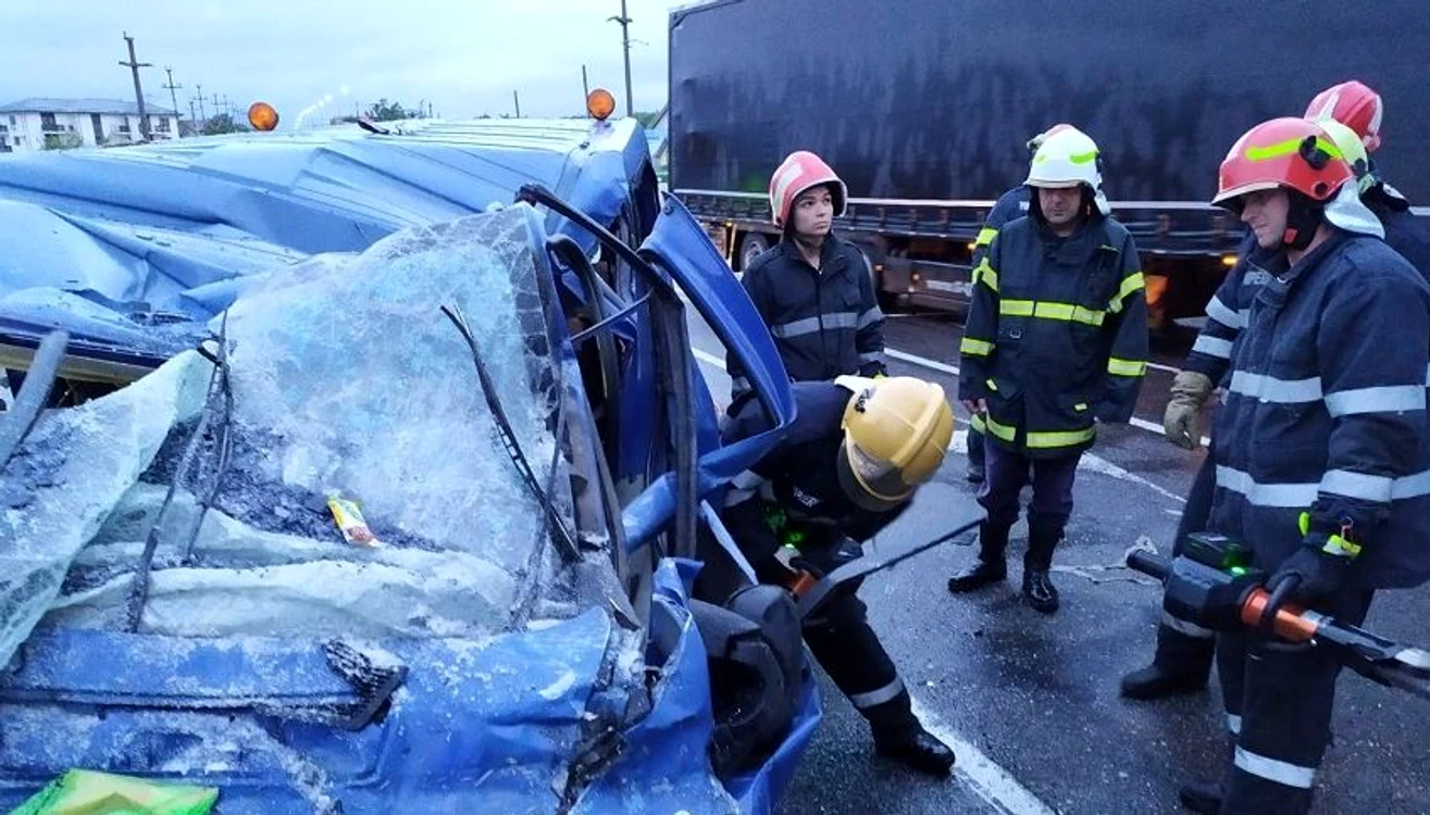Accident grav în Iași, cu un mort și 13 rănițifoto: ISU Iași
