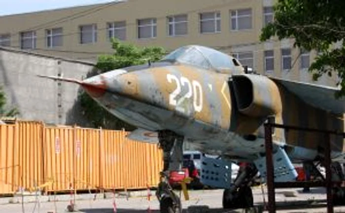 Avion de luptă la Facultatea de Mecanică din Iaşi