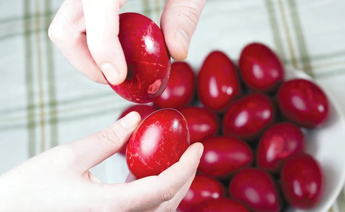 Gospodinele de la sat încondeiau ouăle în Joia Mare