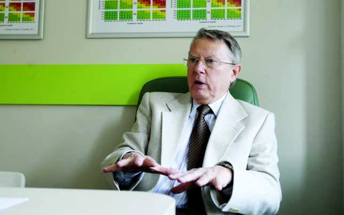 Prof. dr. Nicolae Hâncu spune că o cauză importantă a epidemiei de obezitate este obiceiul de a ronţăi toată ziua alimente cu multe calorii FOTO Arhivă