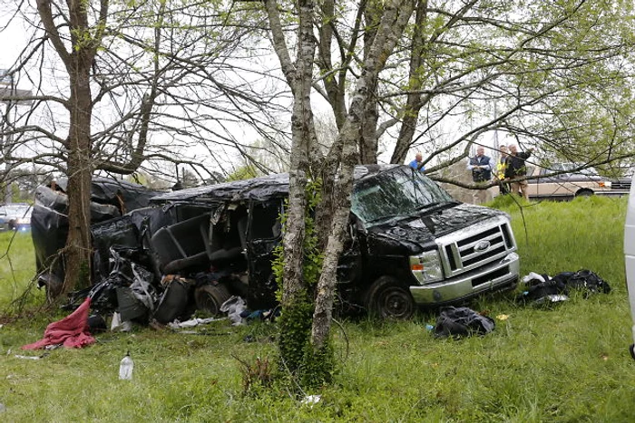 
    Șoferul microbuzului în care se aflau cele două trupe a pierdut controlul volanului și s-a izbit frontal de un copacfoto: wsbtv.com  