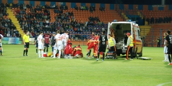 Fotbalistul mureşean s-a accidentat în urma unei cionciri cu un adversar foto fcm-tirgumures.ro
