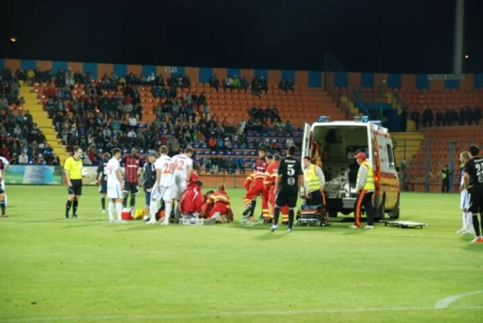 Fotbalistul mureşean s-a accidentat în urma unei cionciri cu un adversar foto fcm-tirgumures.ro