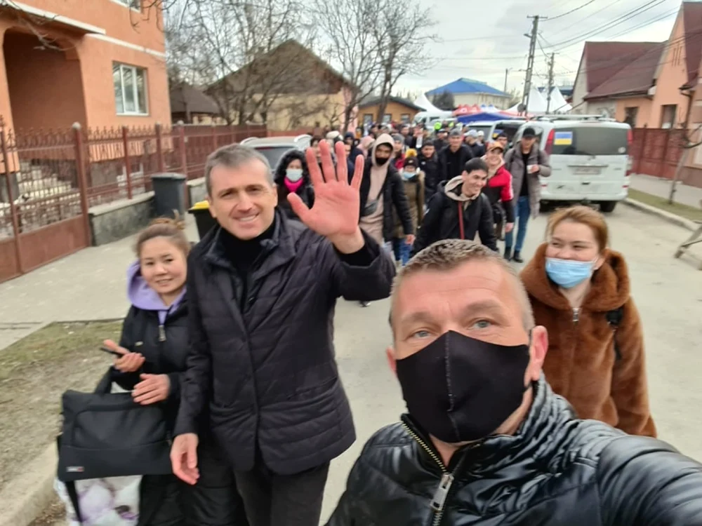 Vasile Vlaşin, la vama Sighet, ajută refugiaţii să ajungă la destinaţiile dorite