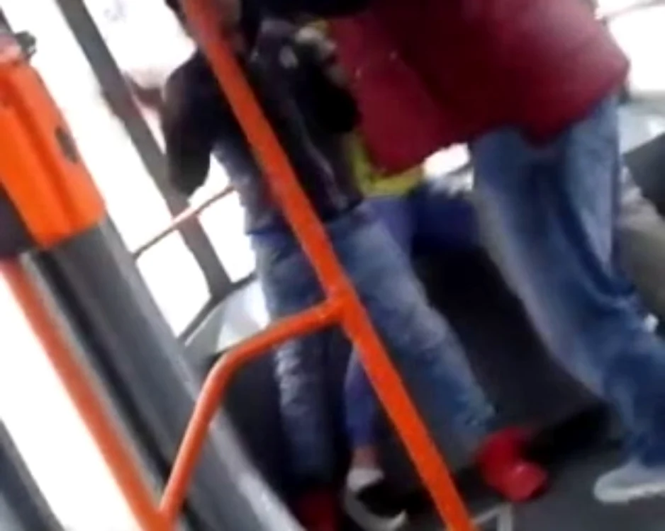 
    Un pasager a filmat tot şi a postat bătaia pe Internetcaptură youtube  