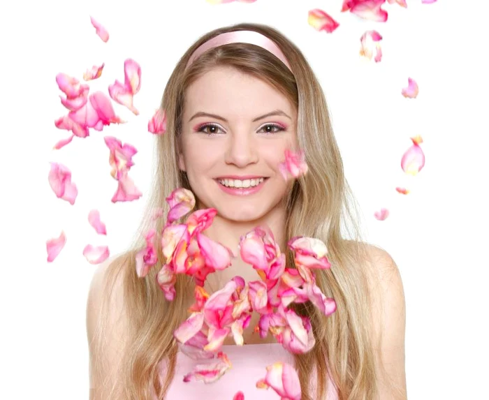 
    Pentru dureri de cap, scăderea febrei în răceli şi în caz de leşin, oţetul din petale de trandafiri face minuni  