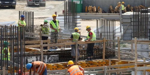 Construcţiile, domeniu cu forţă de muncă instabilă