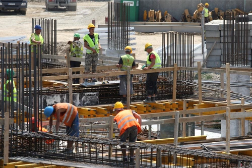 Construcţiile, domeniu cu forţă de muncă instabilă