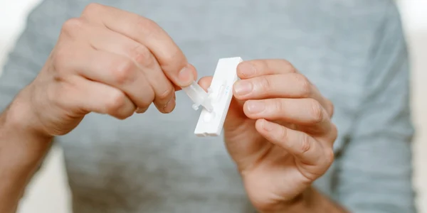 Test rapid de saliva coronavirus FOTO Shutterstock