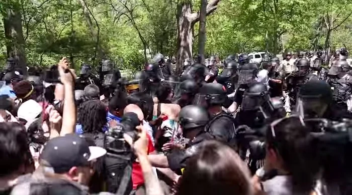 
    Forţele de ordine au dispersat protestatarii cu forţaFoto Youtube  