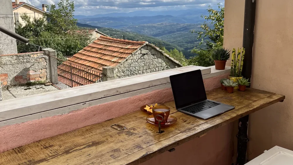 Au cumpărat o casă în Italia cu 11.500 de euro și și-au schimbat viața. Povestea a doi americani care au ales Europa în locul SUA