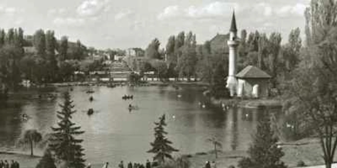 Geamia se afla  pe lac, având altarul îndreptat spre Mecca