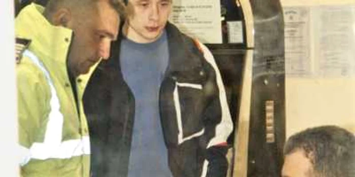 Agresorul Dragoş Pănescu (centru) a fost prins de poliţişti