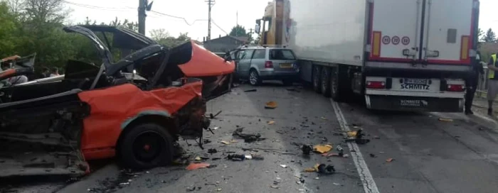 TIR-ul era încărcat cu 22 tone de pilitură de fier, dar marfa nu s-a răsturnat pe stradă FOTO IJP