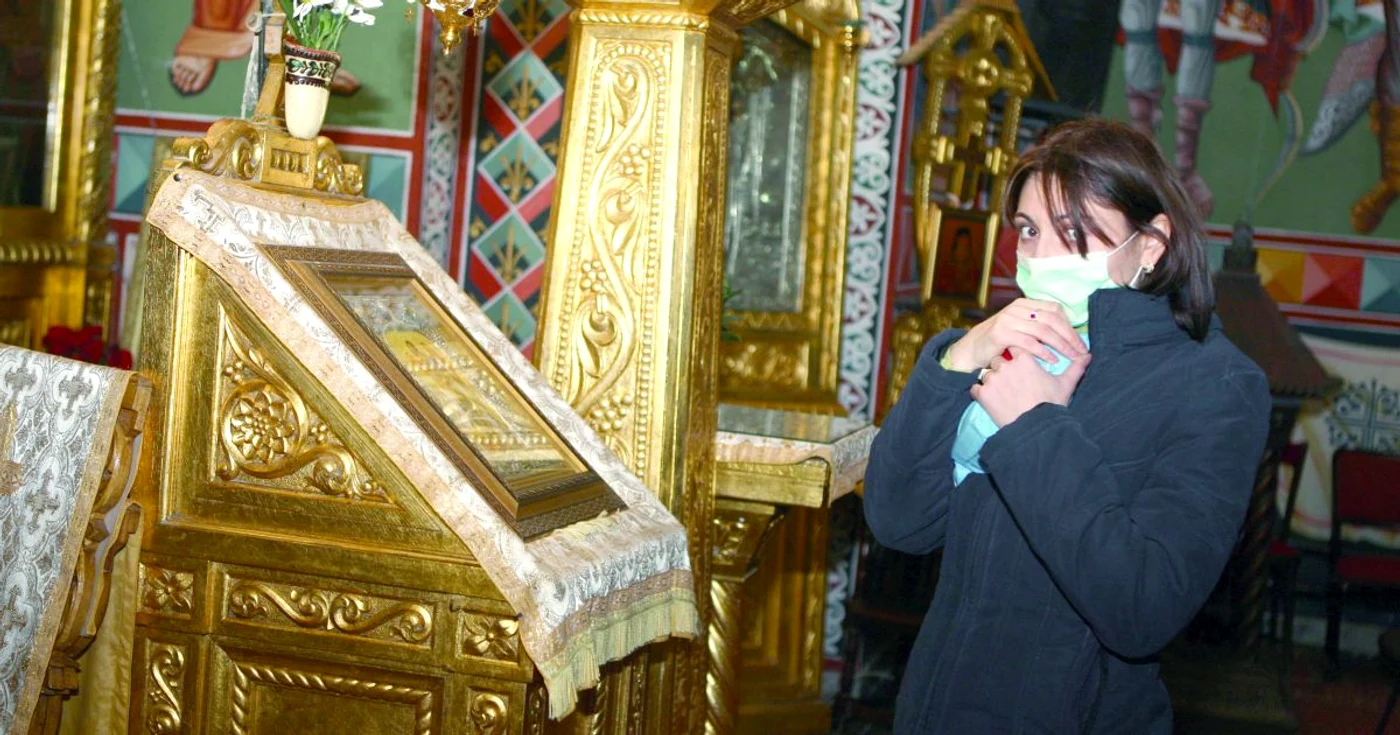 Oamenii se păzesc de gripa porcină şi în biserică