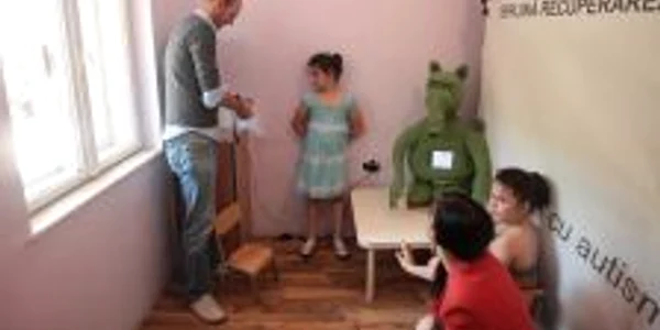 Jelle Saldien (stânga), alături de roboţelul pe care l-a conceput şi de copiii clujeni care se bucură de ajutorul lui terapeutic.