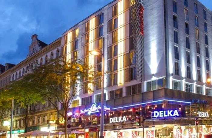 Delia, cu părul verde, s-a strecurat printre membrii delegaţiei RomânieiFoto: Voltaj