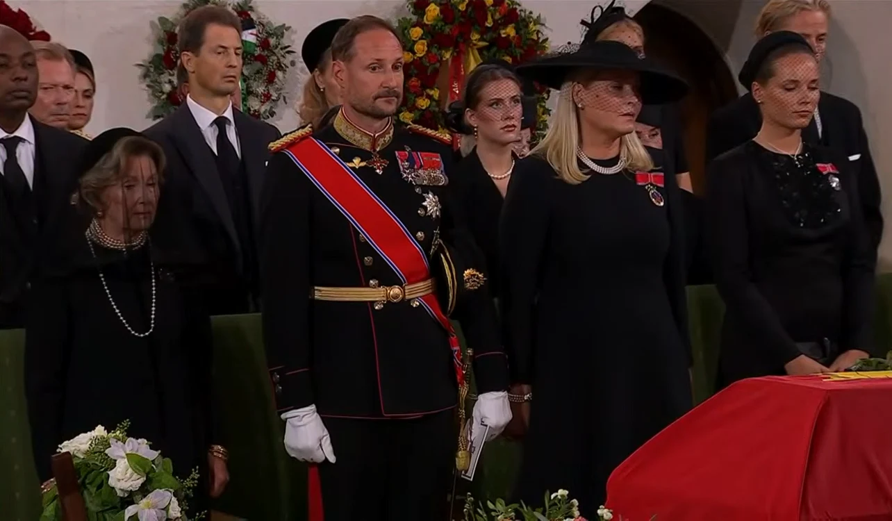 Regina Sonja, Regele Haakon, Regina Mette Marit și Prințesa Ingrid Alexandra la funeraliile Regelui Harald captură de ecran 01 (8) png