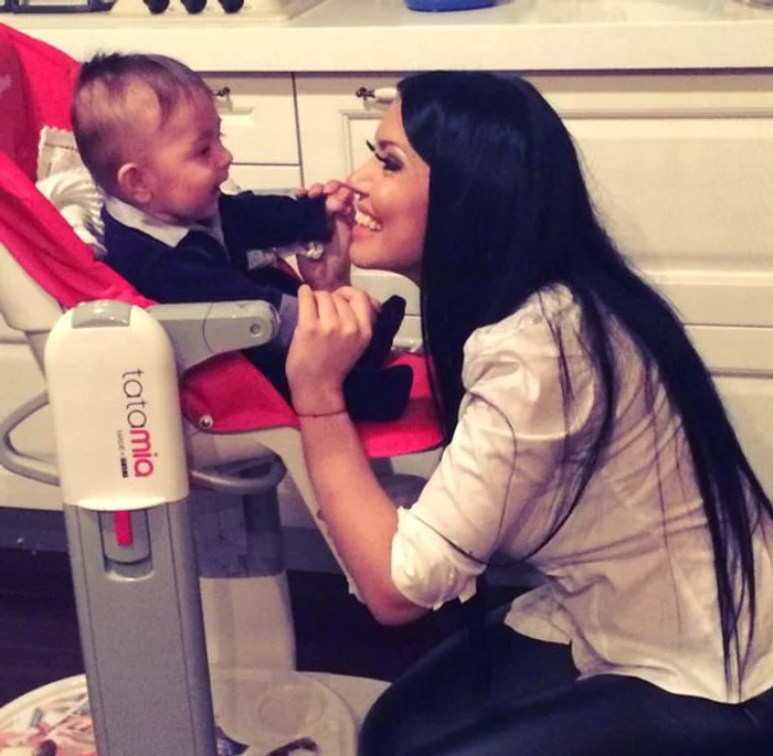 Andreea Mantea este mereu veselă în preajma băieţelului ei