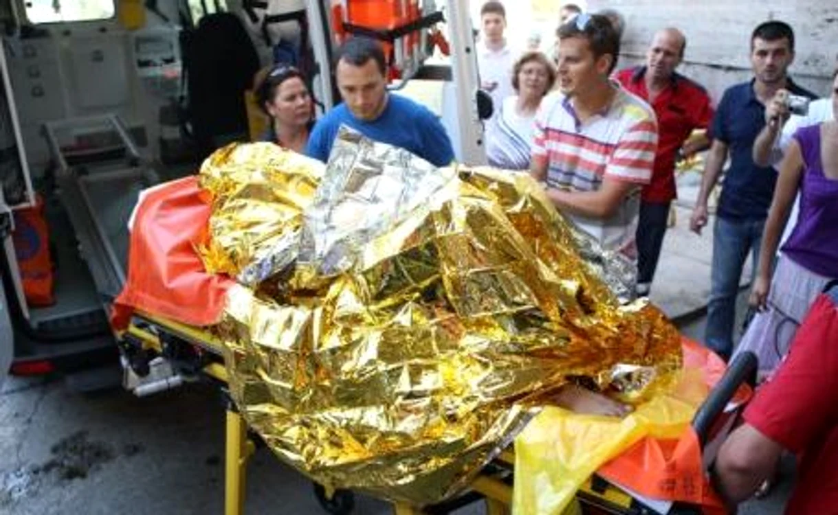 
    Prima victimă a accidentului aviatic a ajuns la spital împachetată în folie  
