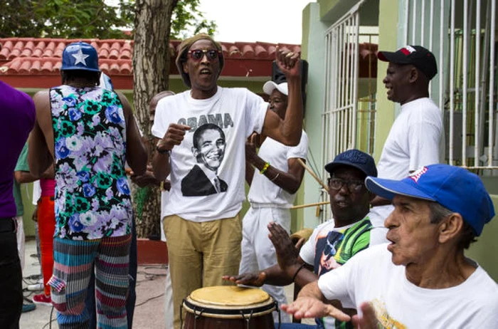 Muzicieni cubanezi pe o strada din Havana