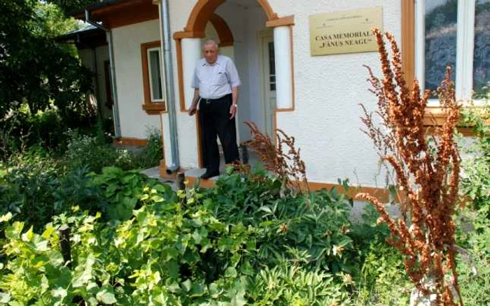 Casa Memorială Fănuş Neagu mai funcţionează doar datorită custodelui neoficial şi neplătit de nimeni Nicu Negoiţă   FOTO Florentin Coman