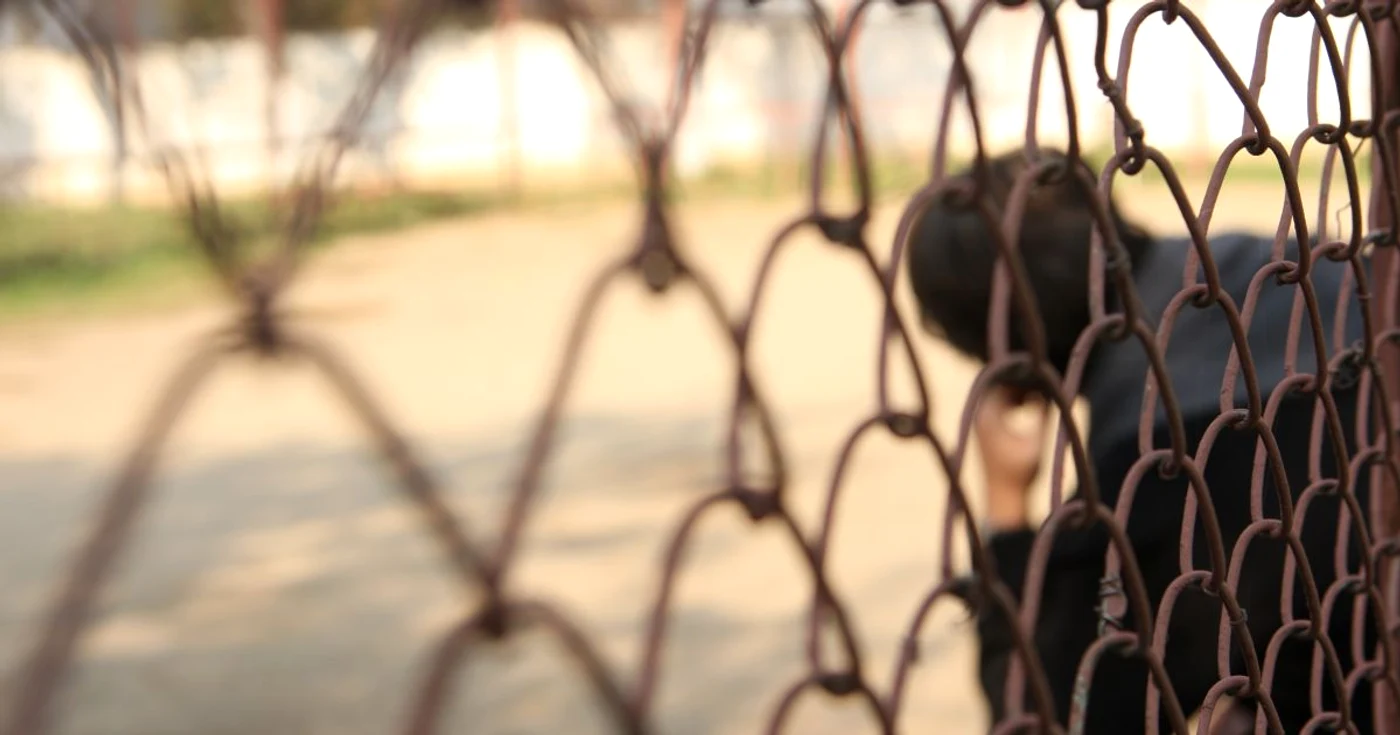 Bărbatul a intrat în dormitorul copiilor şi a violat o fetiţă de trei ani