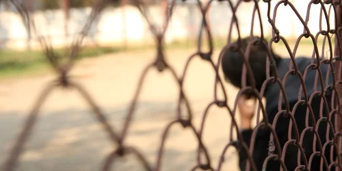 Bărbatul a intrat în dormitorul copiilor şi a violat o fetiţă de trei ani