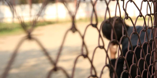 Bărbatul a intrat în dormitorul copiilor şi a violat o fetiţă de trei ani