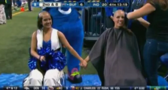 
    Cele două majorete au fost rase in cap în timpul meciului!  