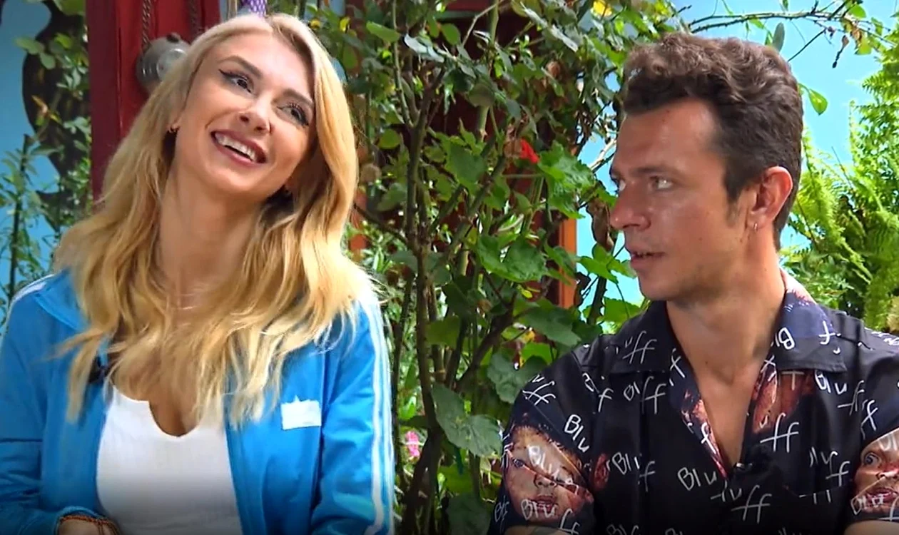 Andreea Bălan zâmbește, iar Jean Gavril o privește