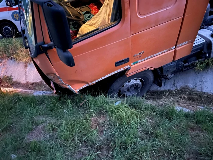 Bebeluş, preluat de elicopterul SMURD după tragedia din Argeş. Maşina în care se mai aflau alţi patru copii, dintre care unul a murit, a fost izbită de un TIR