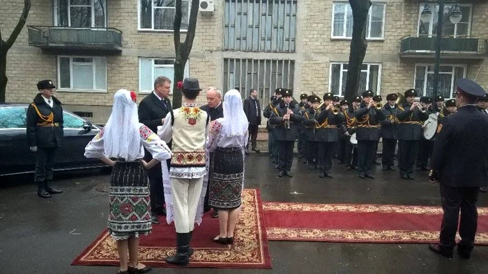Preşedintele României Klaus Iohannis a fost primit la Chişinău de omologul său, Nicolae Timofti FOTO Elenea Dumitru
