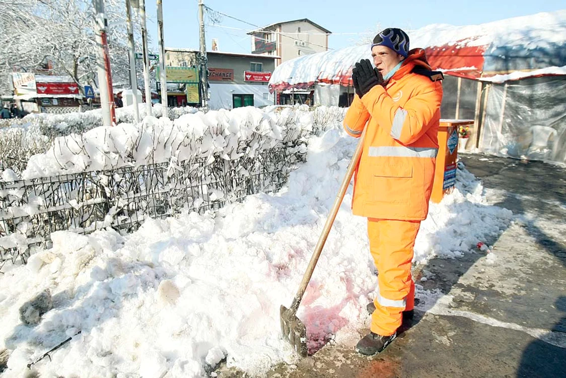 Lucian Varga (40 de ani) poartă mai multe rânduri de haine pe sub salopeta RomprestFoto: Dorin Constanda