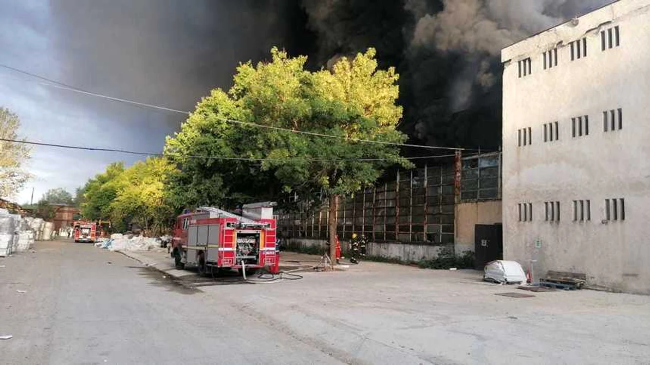 
    Un incendiu a izbucnit, luni dimineaţă, la o hală de producţie de polistiren din localitatea Mija,Foto: FOTO: ISU Dâmboviţa  