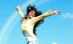 shutterstock 26719573 femeie bucurie fericire fericita vara curcubeu salt saritura fata jpeg