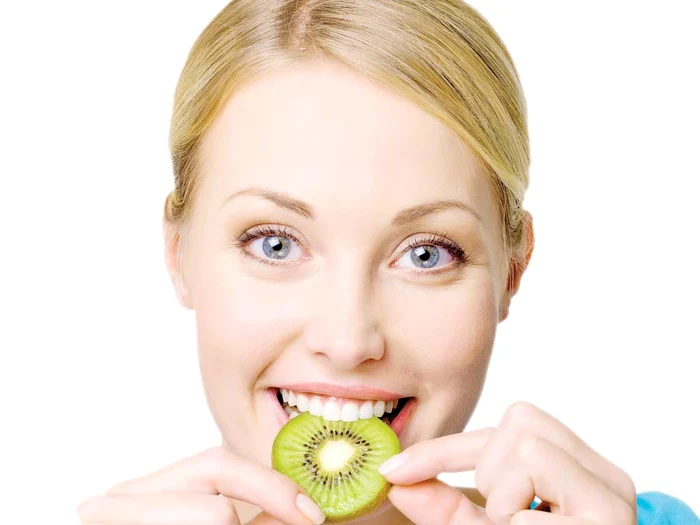 Un singur fruct de kiwi conţine mai mult de 100% din necesarul zilnic de vitamina C, foarte importantă în prevenţia cariilor.