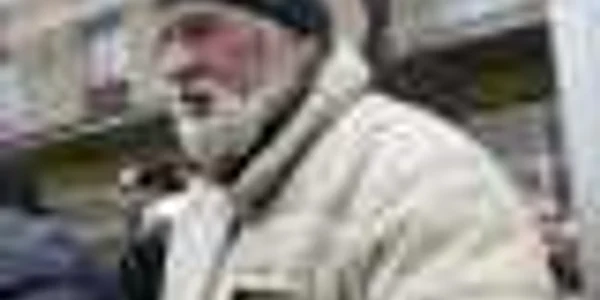 Ştefan Călin Dumitrescu vine la proteste cu tricolorul din '89 Foto: Alex Policală
