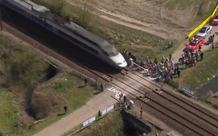 Trenul a rupt în două plutonul în cursa Paris - Roubaix