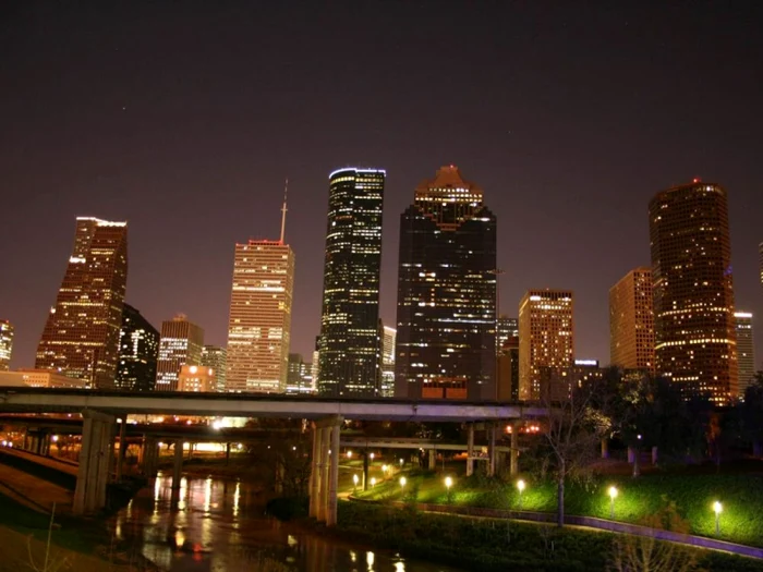 Vedere nocturnă asupra oraşului american Houston FOTO travelskyline.net