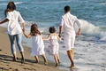 familie pe plaja  jpeg
