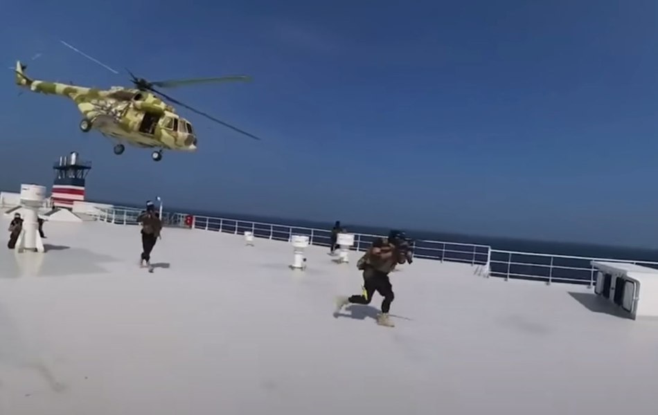 Imagini cu momentul în care rebelii houthi au capturat nava pe care se află și un român VIDEO