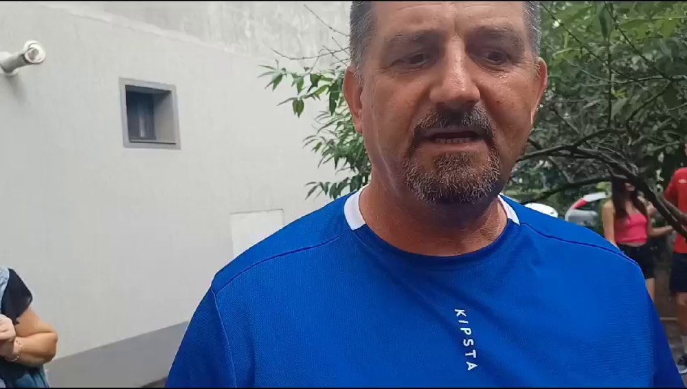 Miuță între prietenii din copilărie, la Târgu-Jiu. Tradiția de la blocul 18, premiată de primar. „Cea mai frumoasă perioadă“ VIDEO