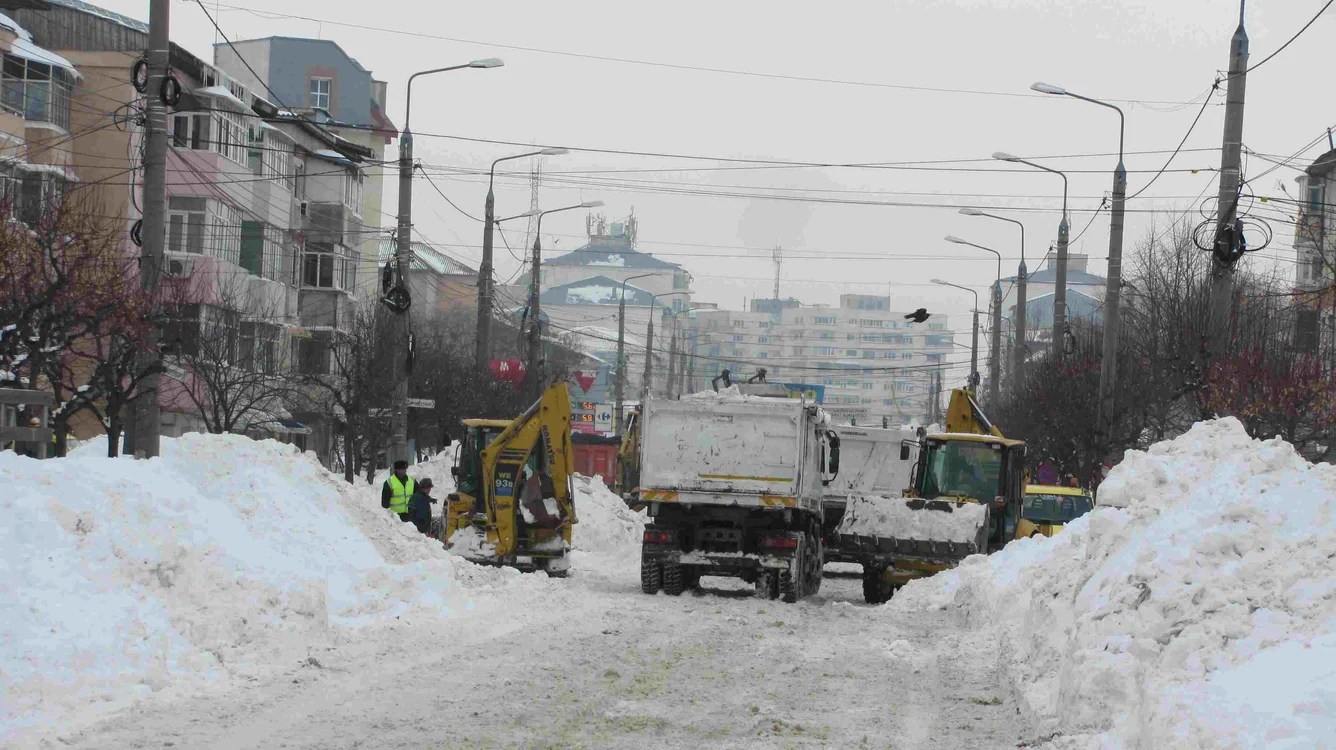 Zeci de utilaje acţionează pe străzile din Focşani