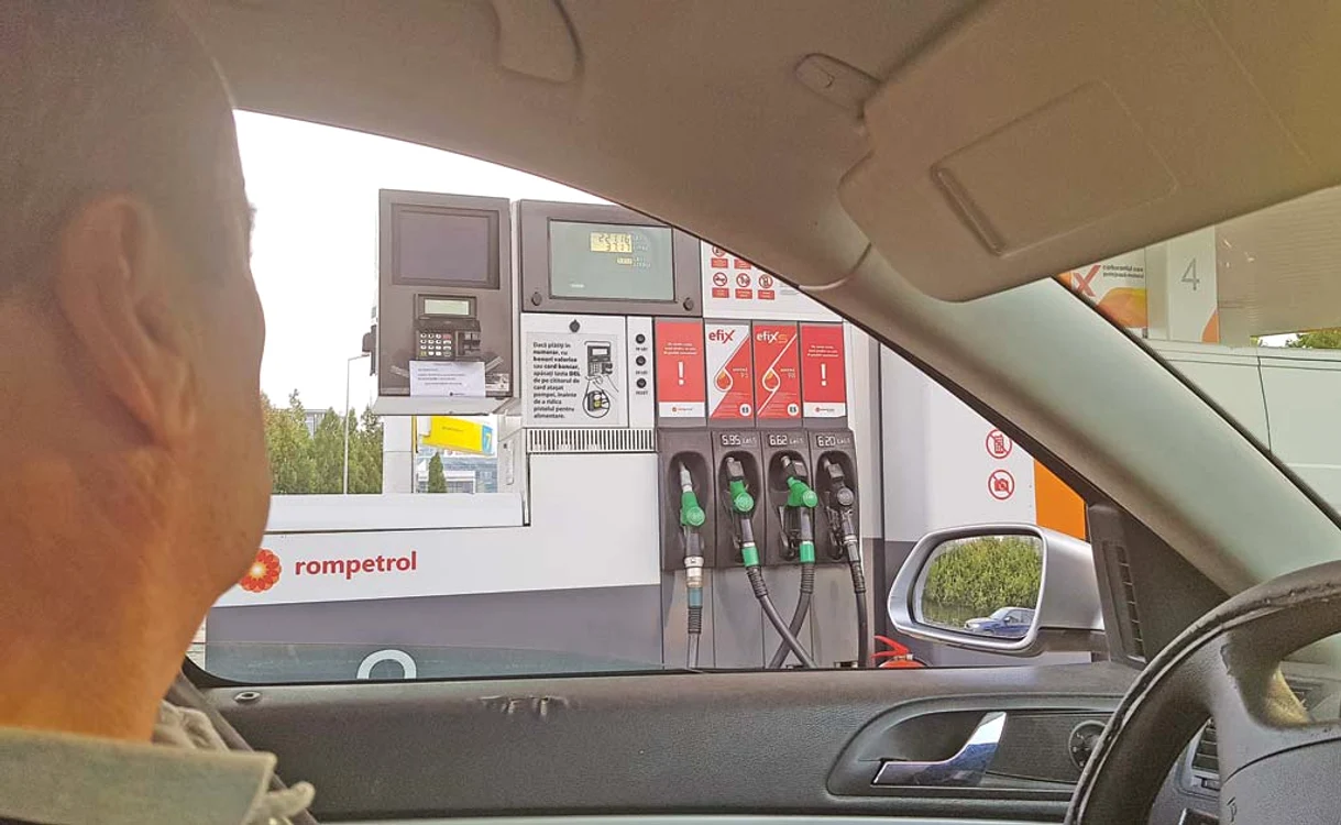 
    Preţurile afişate ieri de cei mai importanţi jucători de pe piaţa carburanţilor arătau faptul că aceştia se înţeleg perfect  